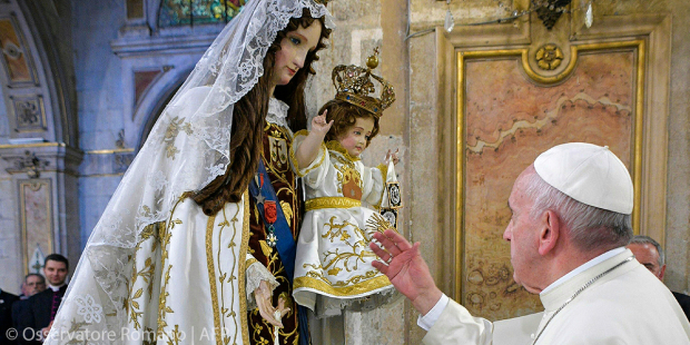 Paus Fransiskus di halaman patung Bunda maria si Santiago - Chili