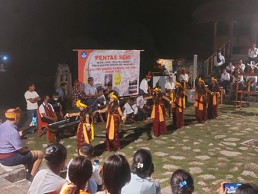 Pentas seni-kecil