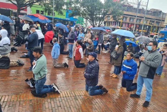 Di Bawah Guyuran Hujan, Para Pria ini Tetap Berdoa Rosario