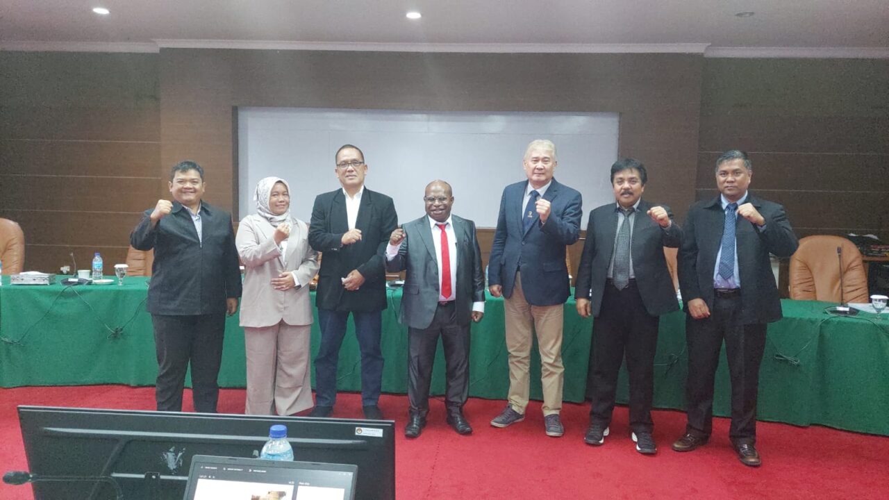 tempuh-studi-doktoral-drg-aloysius-giyai-teliti-pelayanan-kaki
