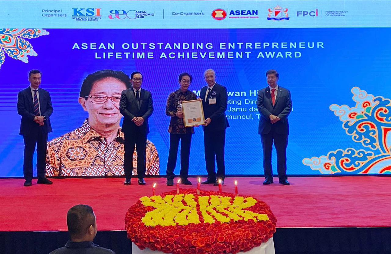 Bos Sidomuncul Irwan Hidayat Terima Asean Outstanding Entrepreneur Life Time Achievement Award