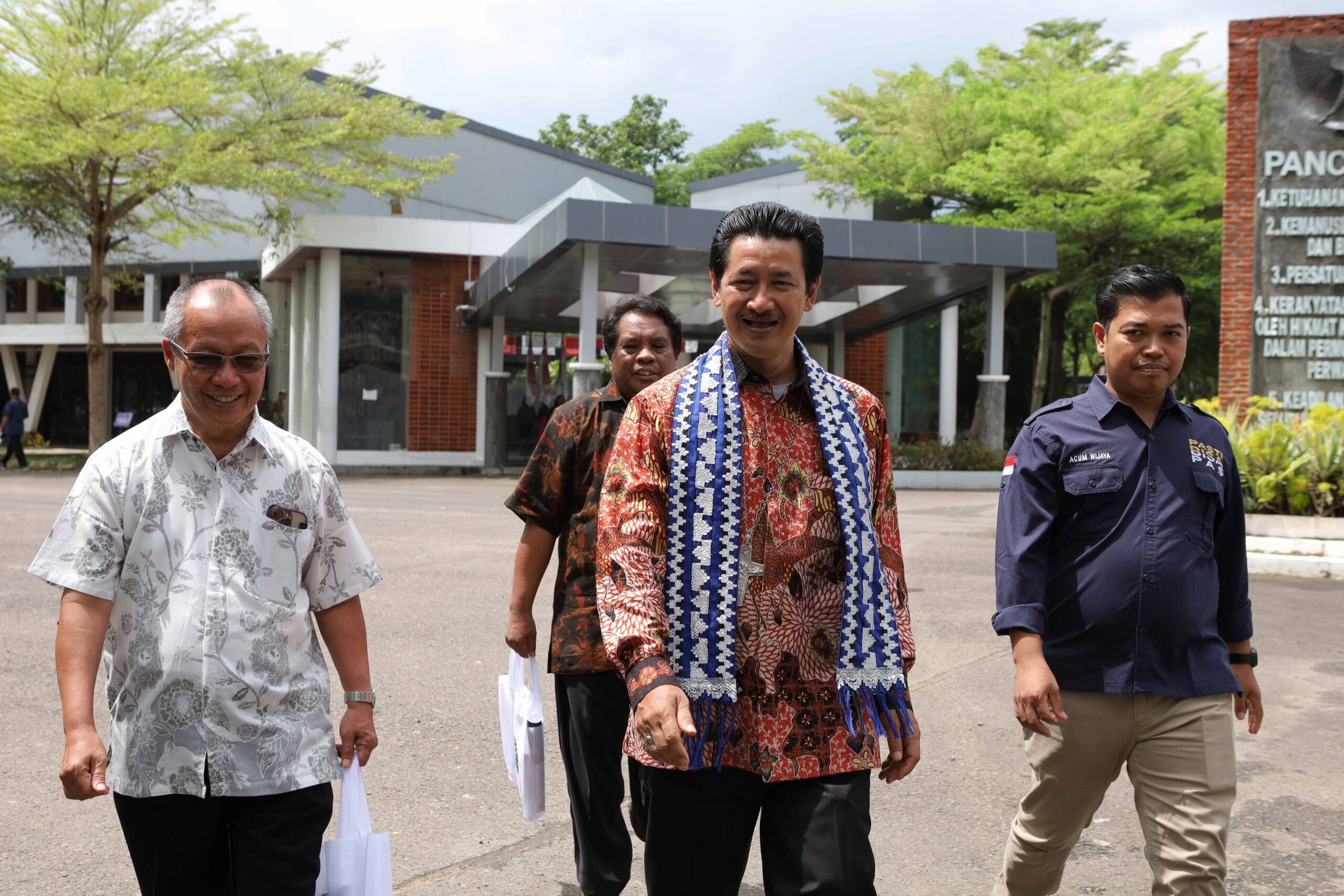 Mgr. Vinsensius Setiawan Triatmojo disambut dengan hangat di Universitas Indonesia Mandiri (UIMandiri).