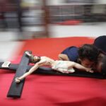 Mencium Salib: Ketika Kasih Tidak Pernah Menyerah