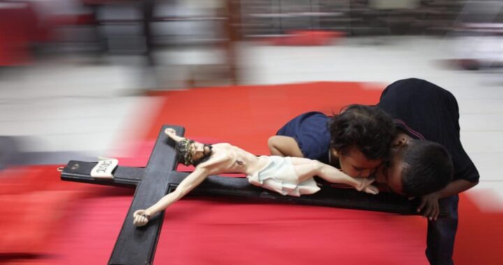 Mencium Salib: Ketika Kasih Tidak Pernah Menyerah