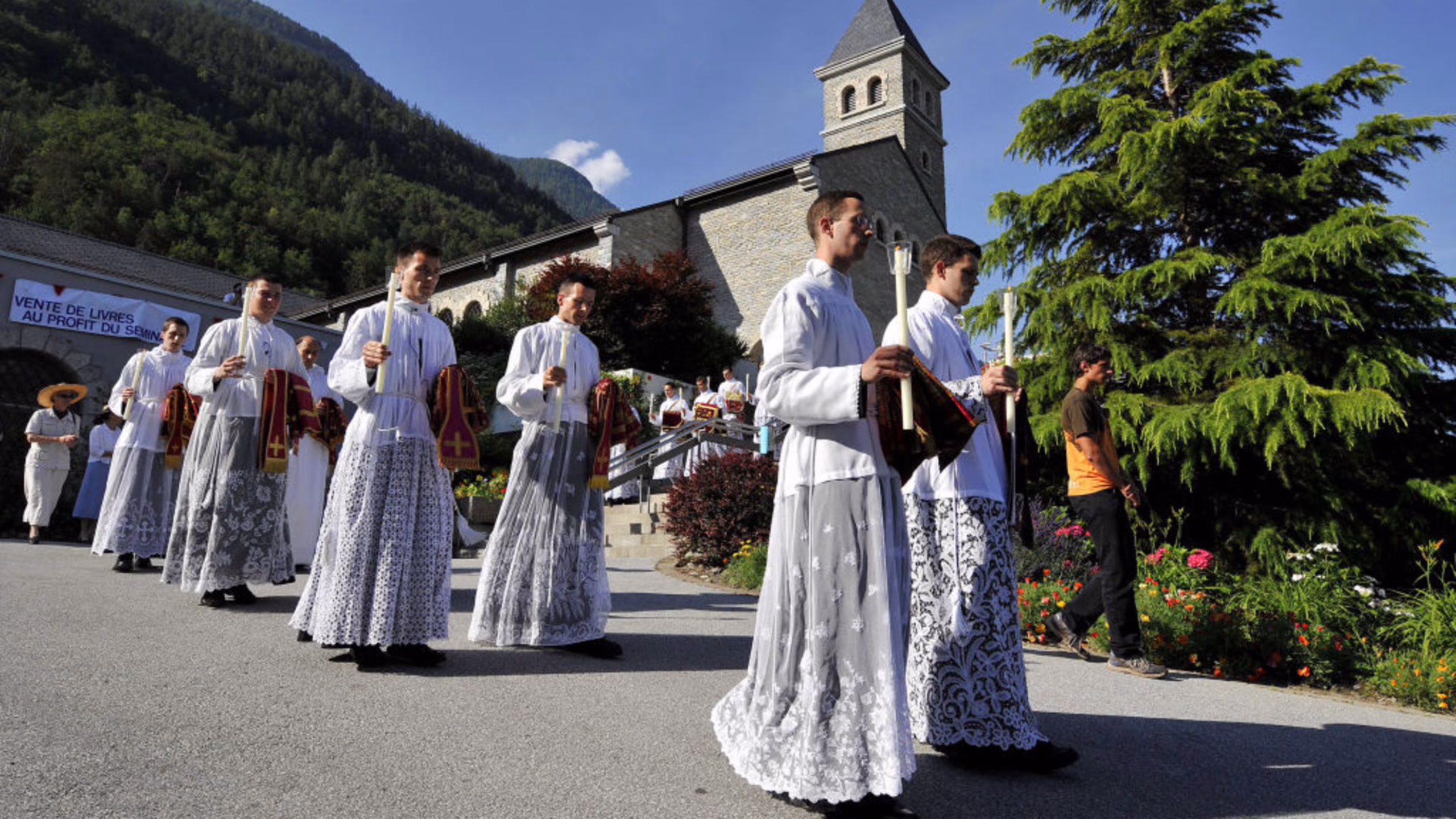 Para imam dan diakon SSPX